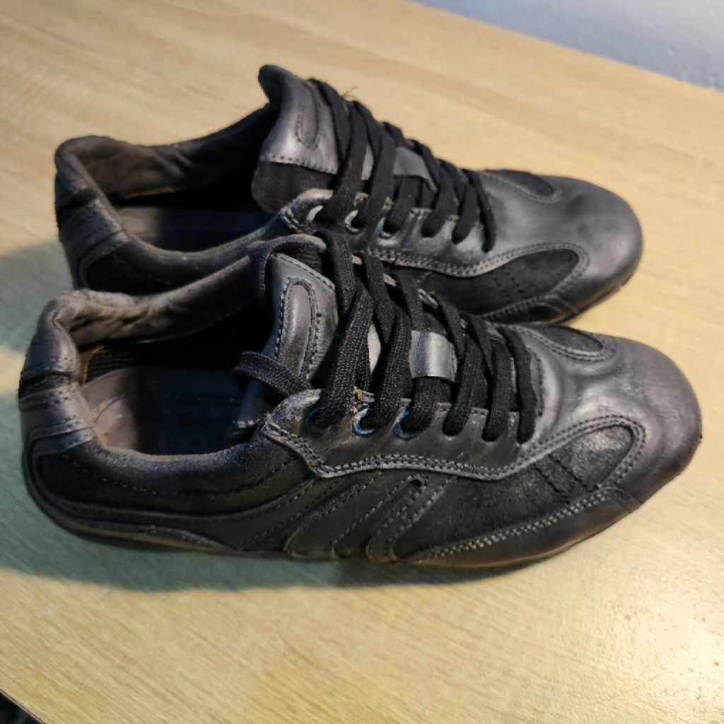 รองเท้าผ้าใบ Preloved Geox 41 25.5 ซม.