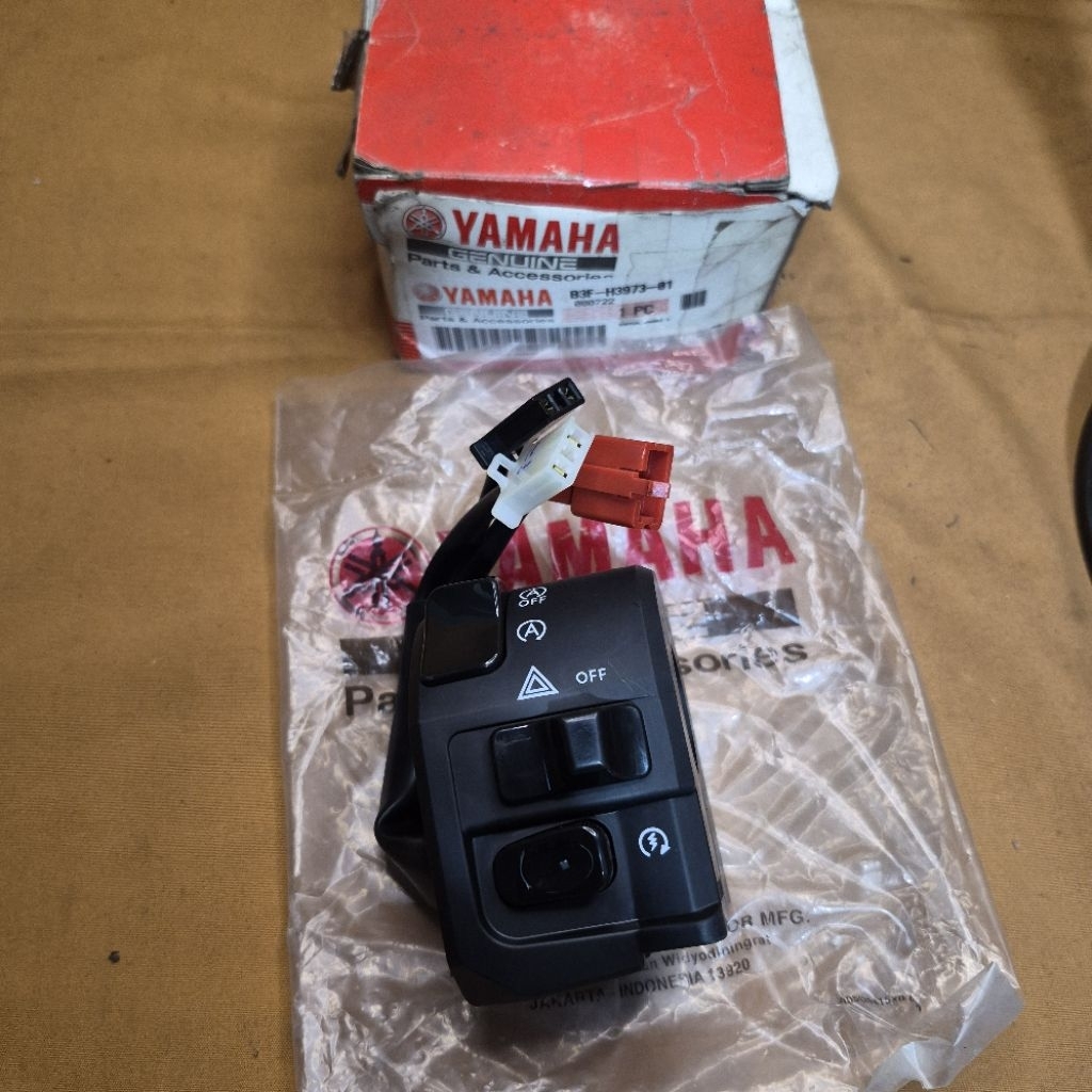 B3F-H3973-01 Original Yamaha Lexi 125 สวิตช์ยึดขวา