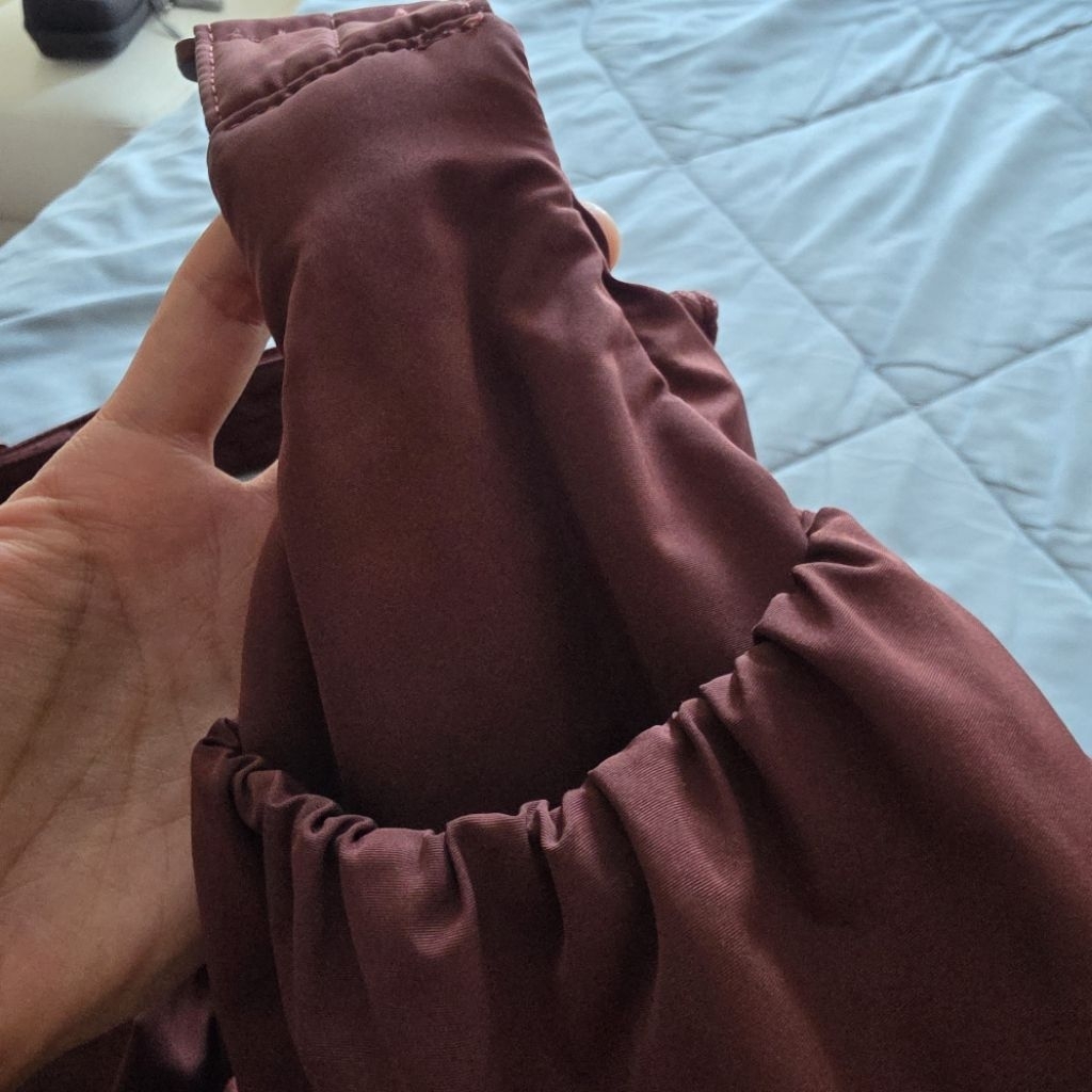 Preloved Uniqlo Puffy Bag Maroon