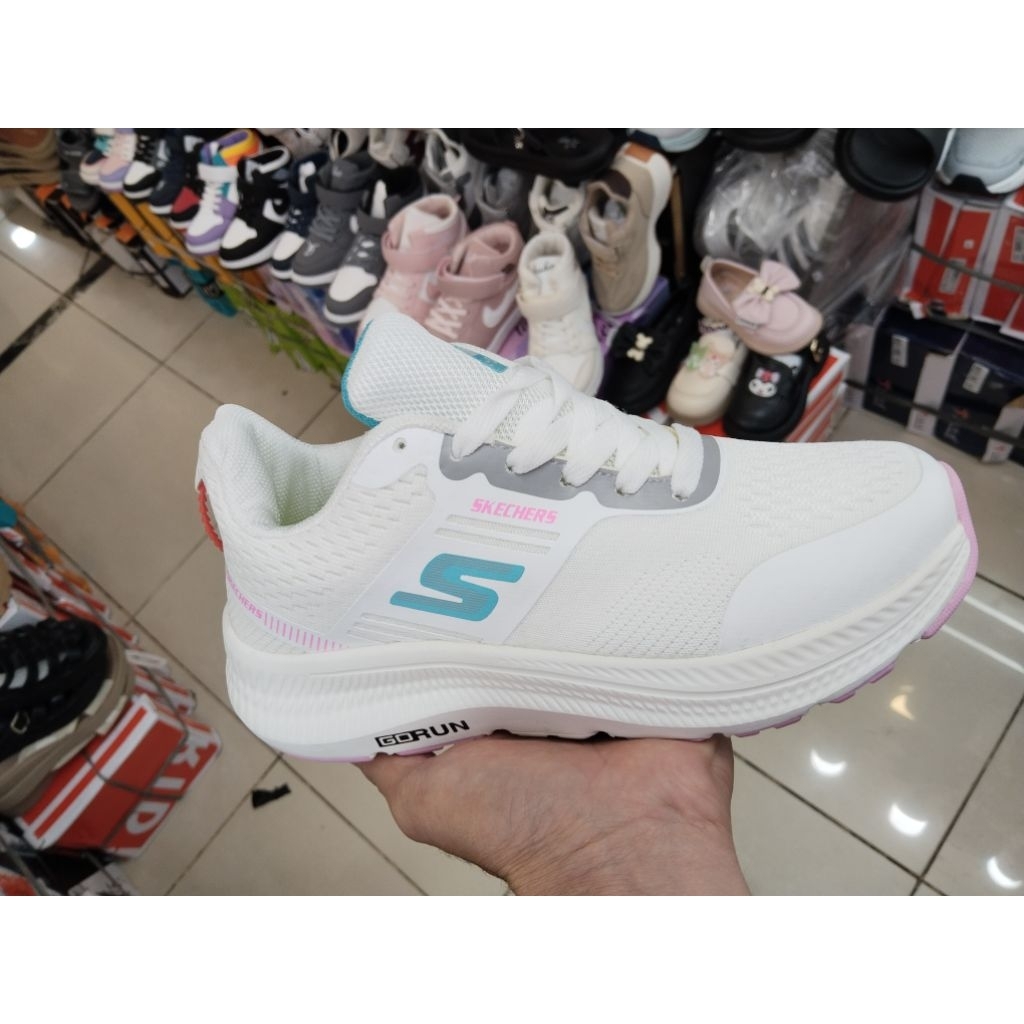 SKECHERS GORUN รองเท้านําเข้าสามารถใช้สําหรับเล่นกีฬา