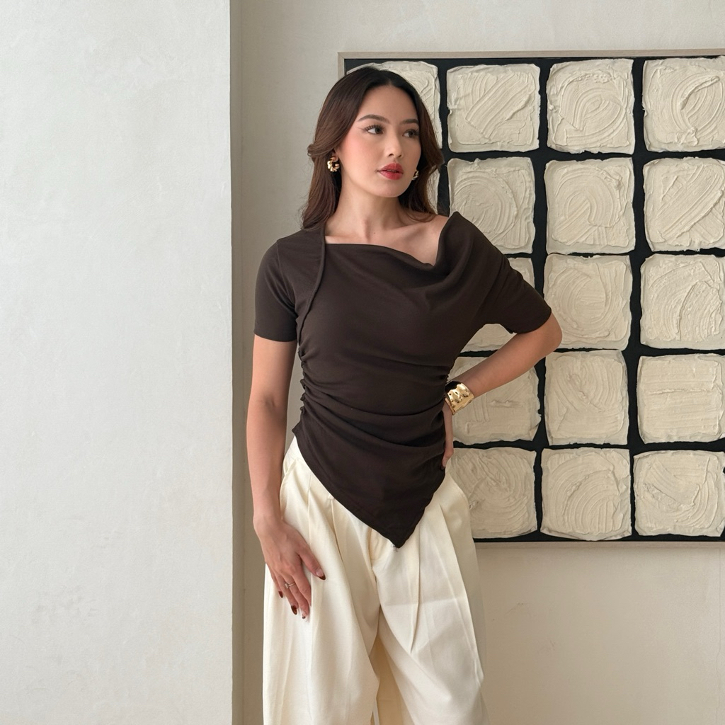 RIVA TOP | ลาเล | ซี่โครงพื้นฐานของผู้หญิงถักแขนสั้นผ้าม่านคอเสื้อยืดแขนสั้นฤดูร้อนด้านบน