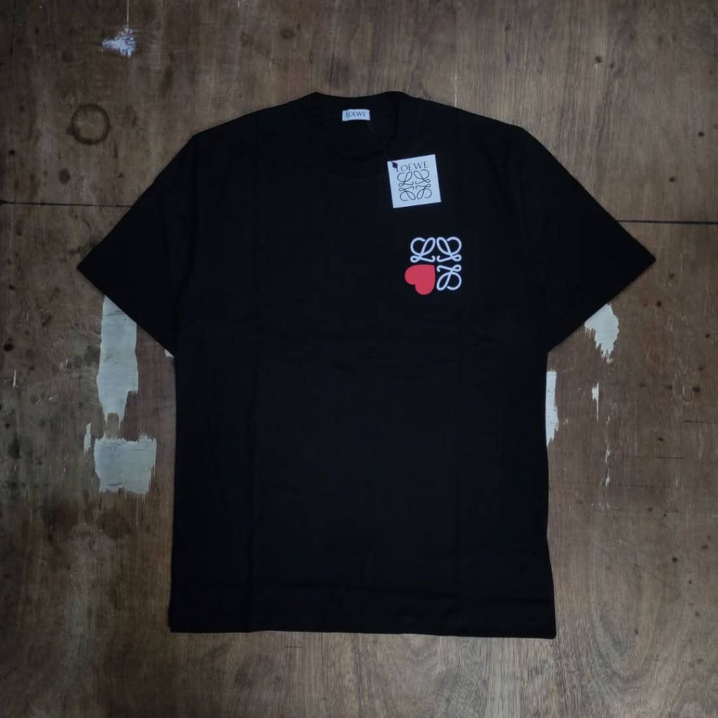 L0ewe โลโก้ขนาดเล็กเสื้อยืดหัวใจสีแดงสําหรับผู้ชายและผู้หญิง, ผ้าฝ้ายหวี 24s Mirror Fulltag