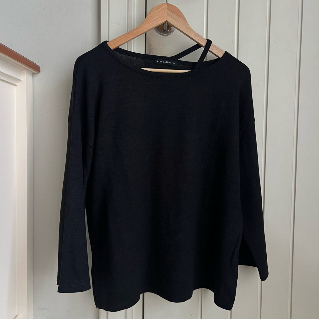 Preloved LC Waikiki Knit Top Shirt สีดํา Basic