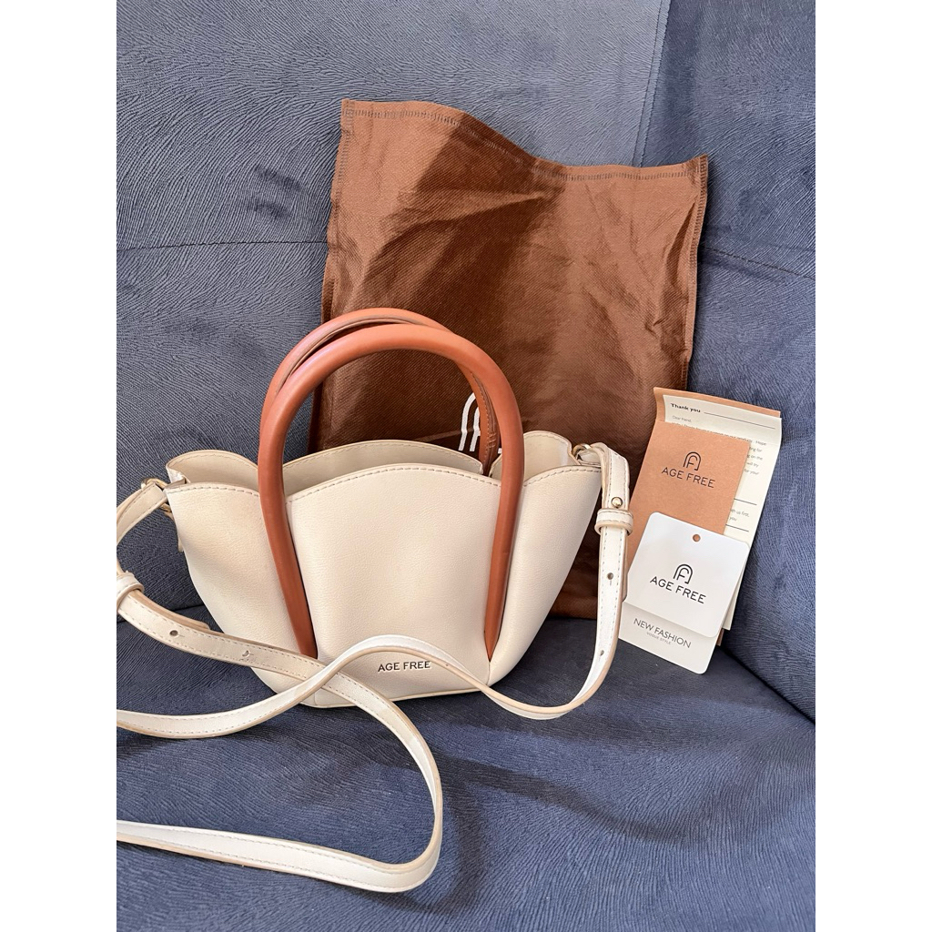 กระเป๋าผู้หญิง Age free preloved