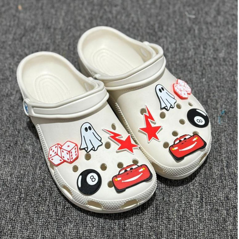 Jibbitz McQueen สําหรับ McQueen รองเท้าแตะตกแต่ง 3d พิมพ์วัสดุสําหรับผู้ชายและผู้หญิงรองเท้าแตะ Bapa