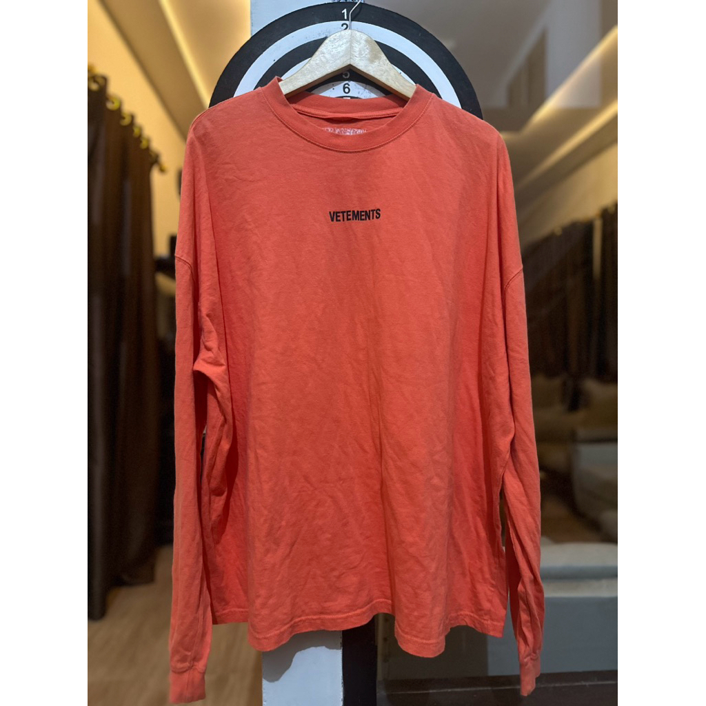 Vetements เสื้อแขนยาวเรียบง่าย