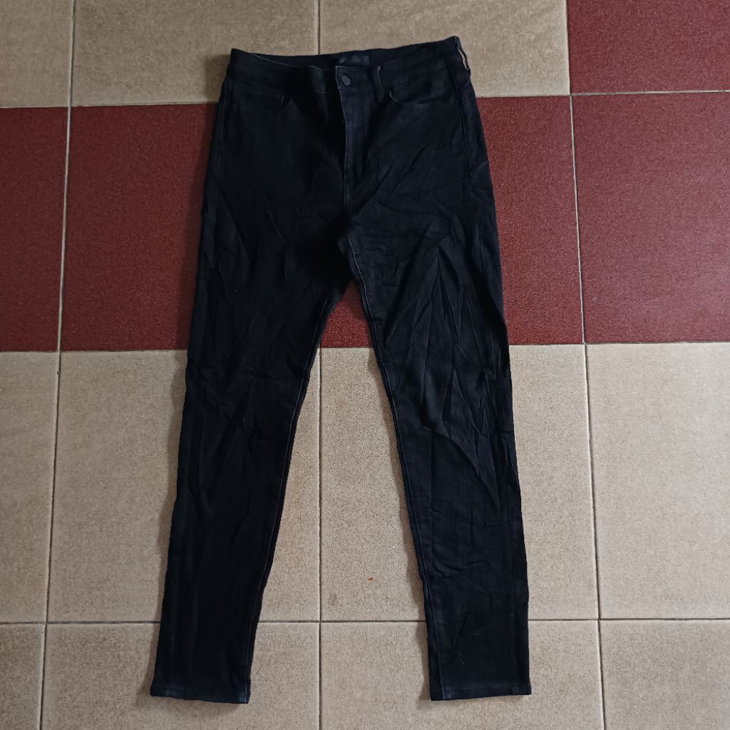 Uniqlo heattech สกินนี่สูง กางเกงยีนส์สีดํา 088