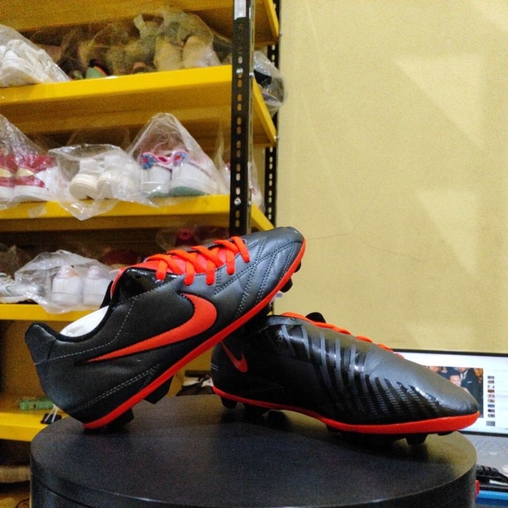 T90 รองเท้าฟุตบอลขนาด 36.5 (23.5)CM