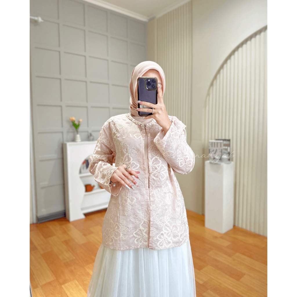 VELUNA || Zavia Outer Womens Crop Noel Paper Silk สําหรับเชิญอี๊ด ทันสมัย หรูหรา ตกแต่งด้วยเลื่อมพรี