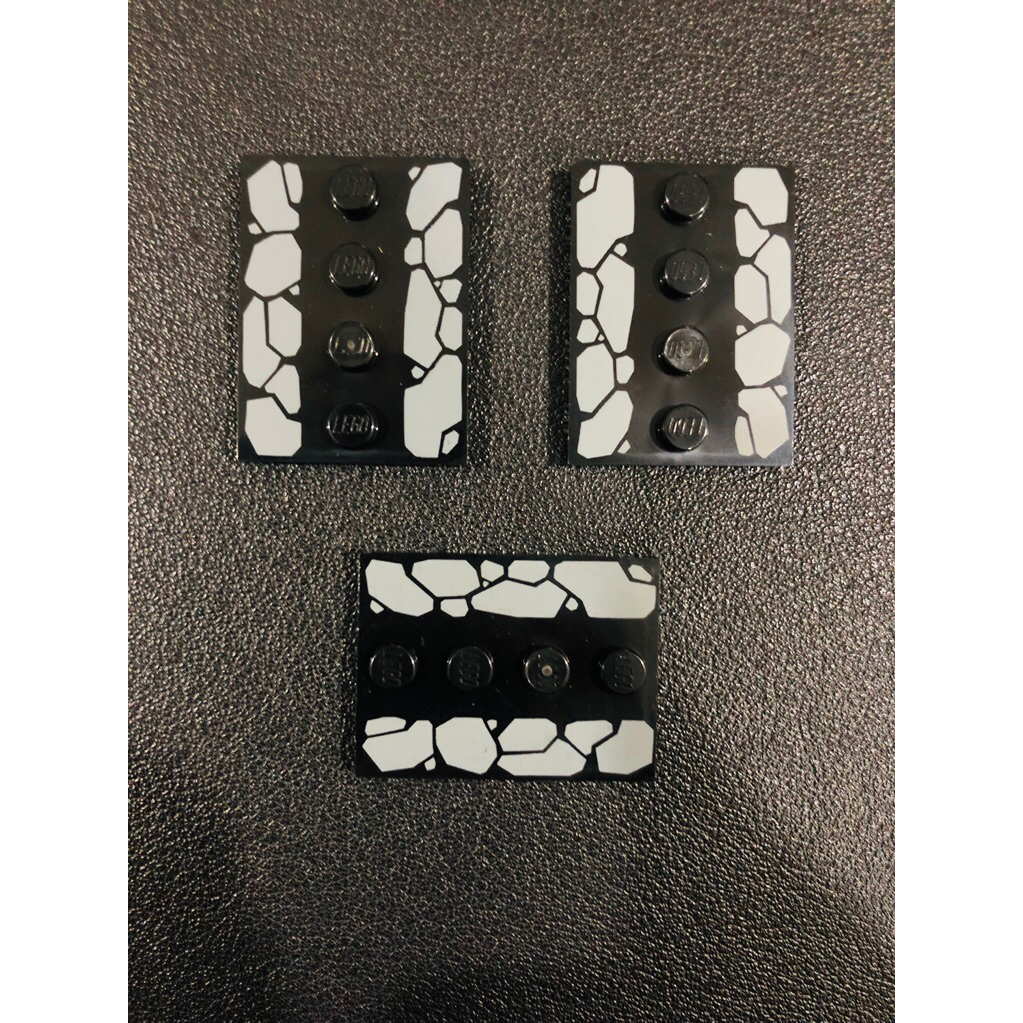 ชิ้นส่วนเลโก้ - 88646พีบี013 - กระเบื้องสีดํา ดัดแปลง 3 x 4 พร้อมกระดุม 4 เม็ดตรงกลางที่มีรูปแบบหินแ