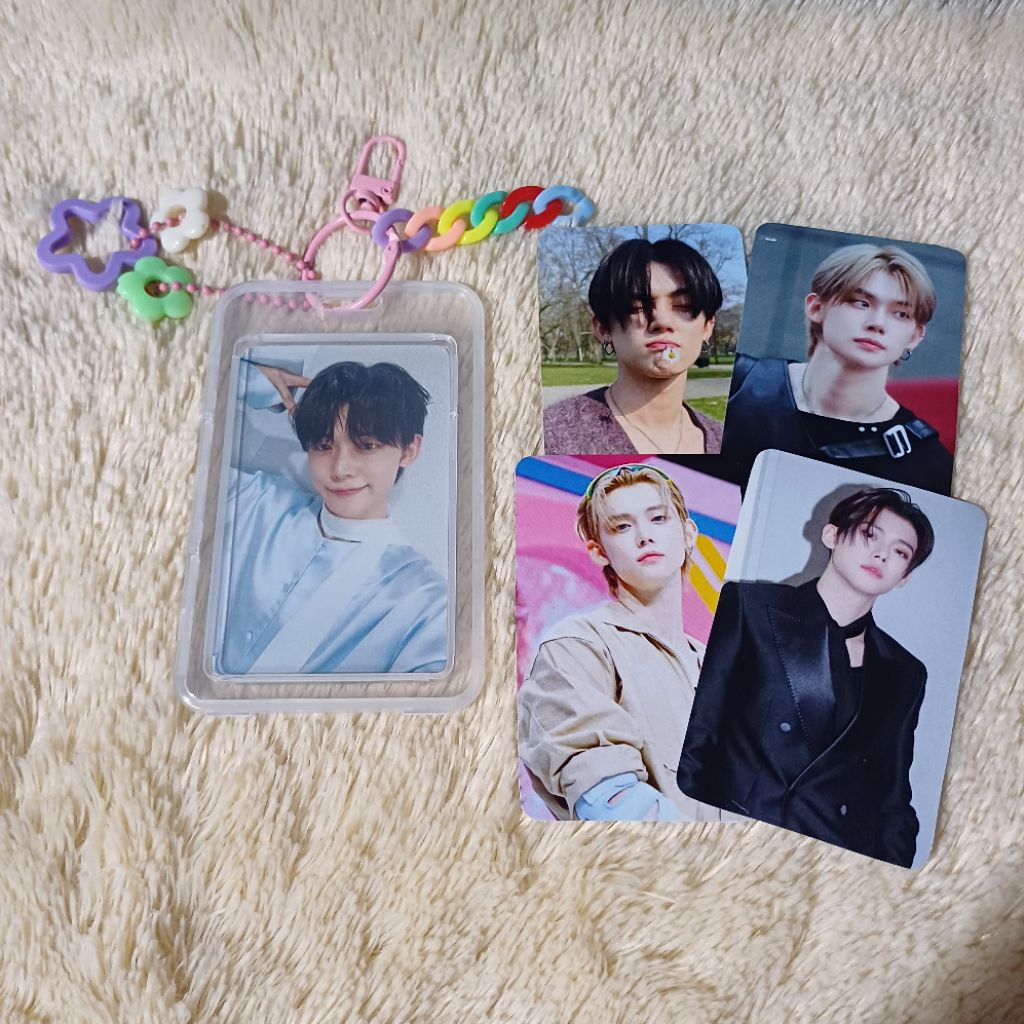 ไม้แขวนเสื้อ GANTUNGAN Txt + โฟโต้การ์ด 5 ใบ