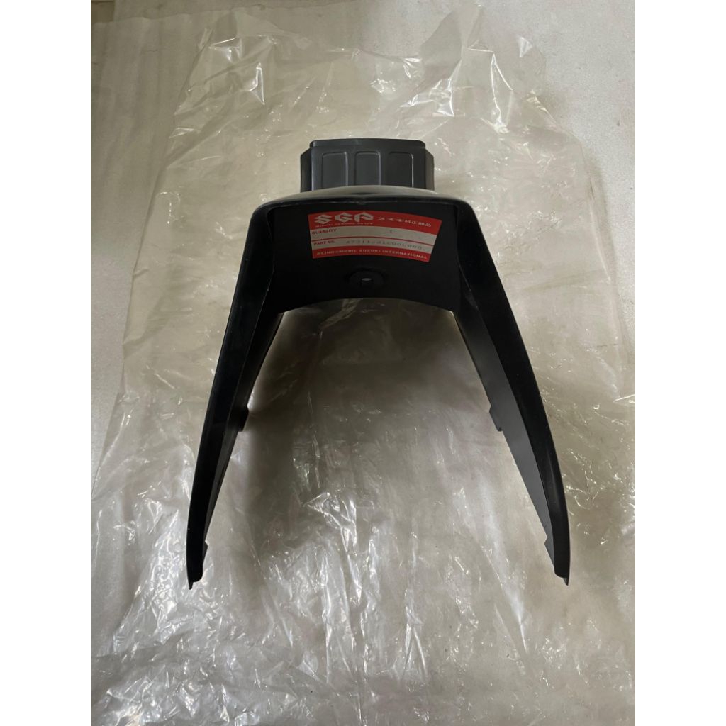 ด้านหลังขากลาง Suzuki Crystal RC110 ฝาครอบกลางดาดฟ้า Legshield ฝาครอบถัง Suzuki Crystal Cristal สีดํ