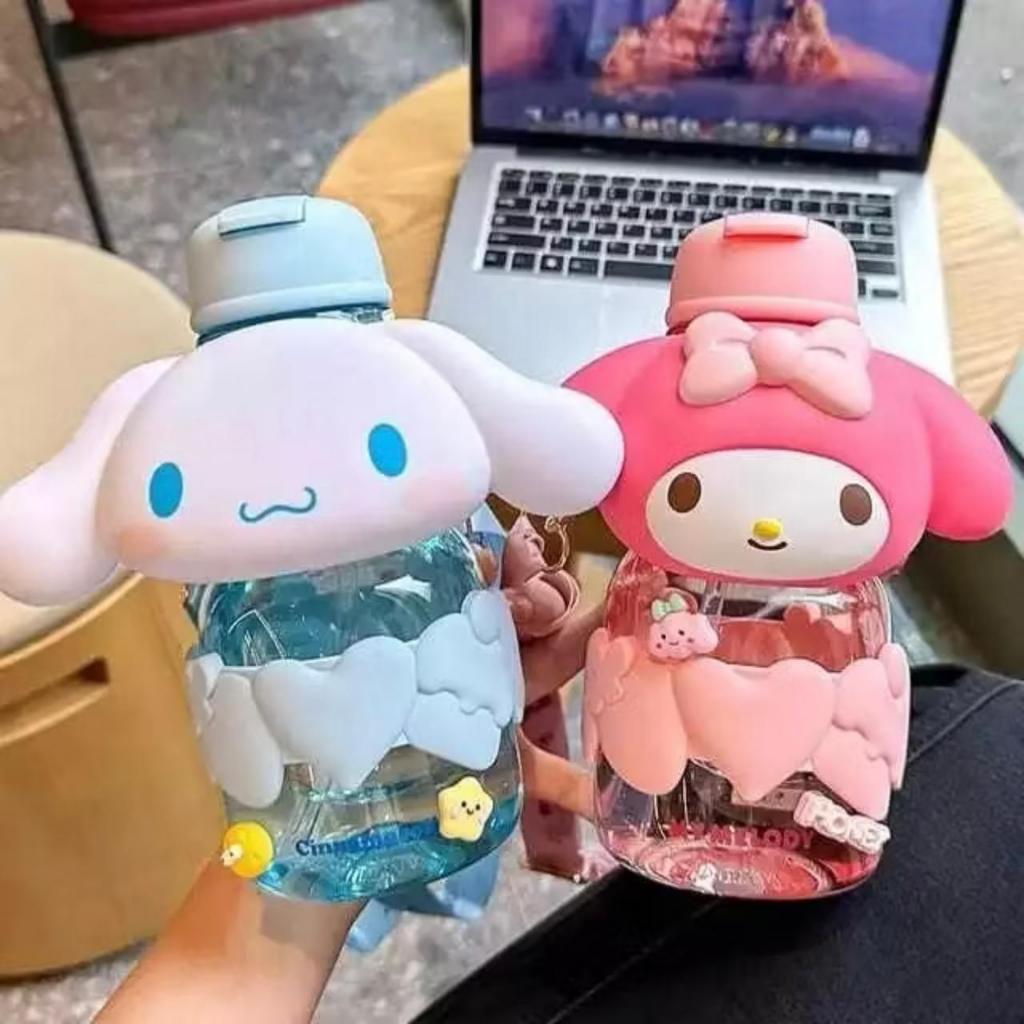 QLS Sanrio 3D ขวดน้ําดื่ม Kuromi Melody Cinnamoroll ตัวอักษรสายยาวความจุ 850 ML ฟรีกล่อง + สติกเกอร์