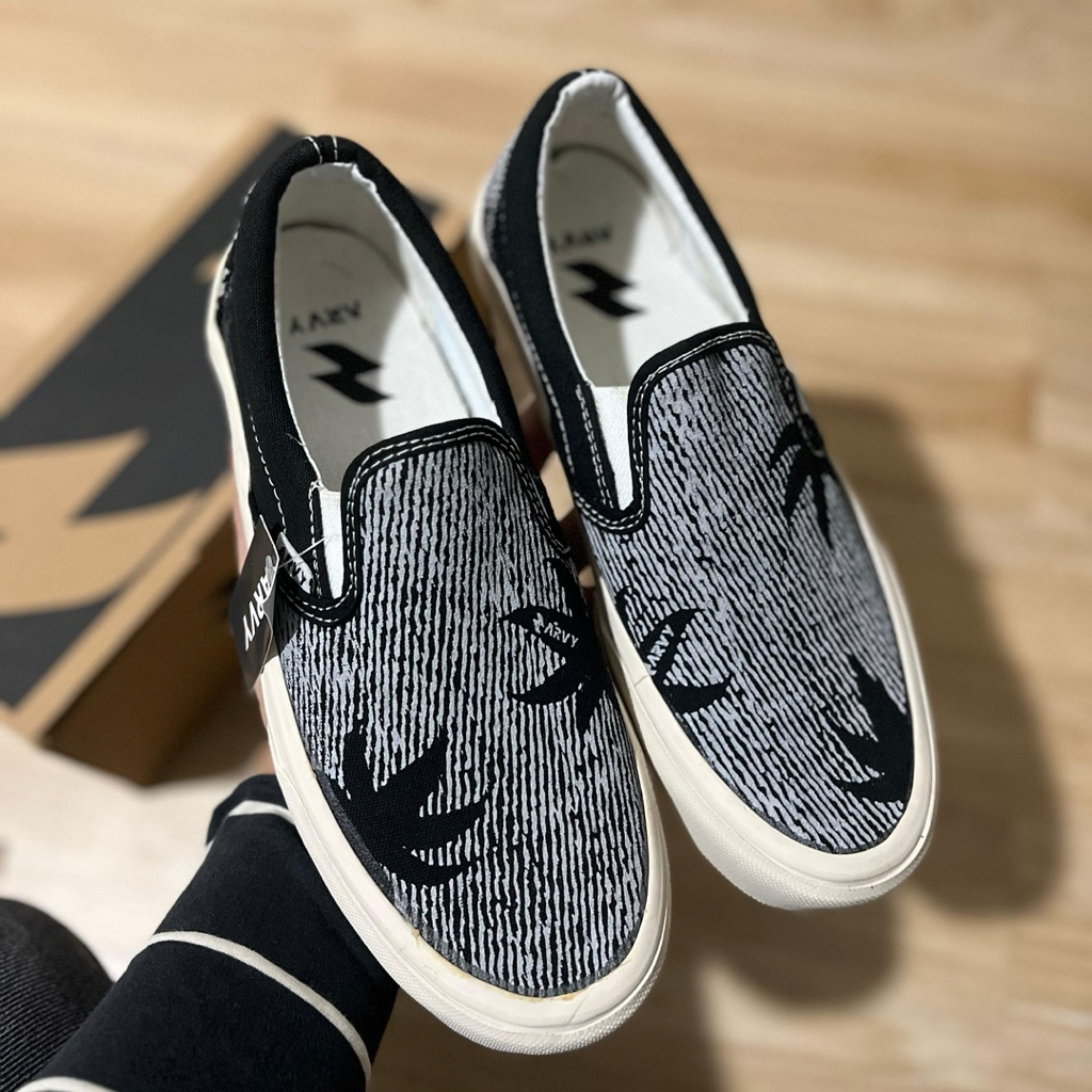 ARVY PALM ACID BLACK UNISEX SLIP-ON รองเท้าสําหรับผู้ชายและผู้หญิง