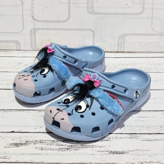 รองเท้าแตะ Collaboration Crocs X Winnie The Pooh EEYORE สําหรับเด็กและผู้ใหญ่ ล่าสุด น่ารัก ไม่ซ้ําใ