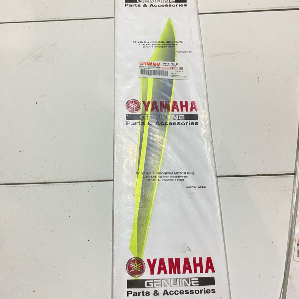 HIJAU Yamaha Soul GT 2012 สีเขียวด้านหลังด้านหลังซ้ายแถบสติกเกอร์ YGP 1KP-F173E-40