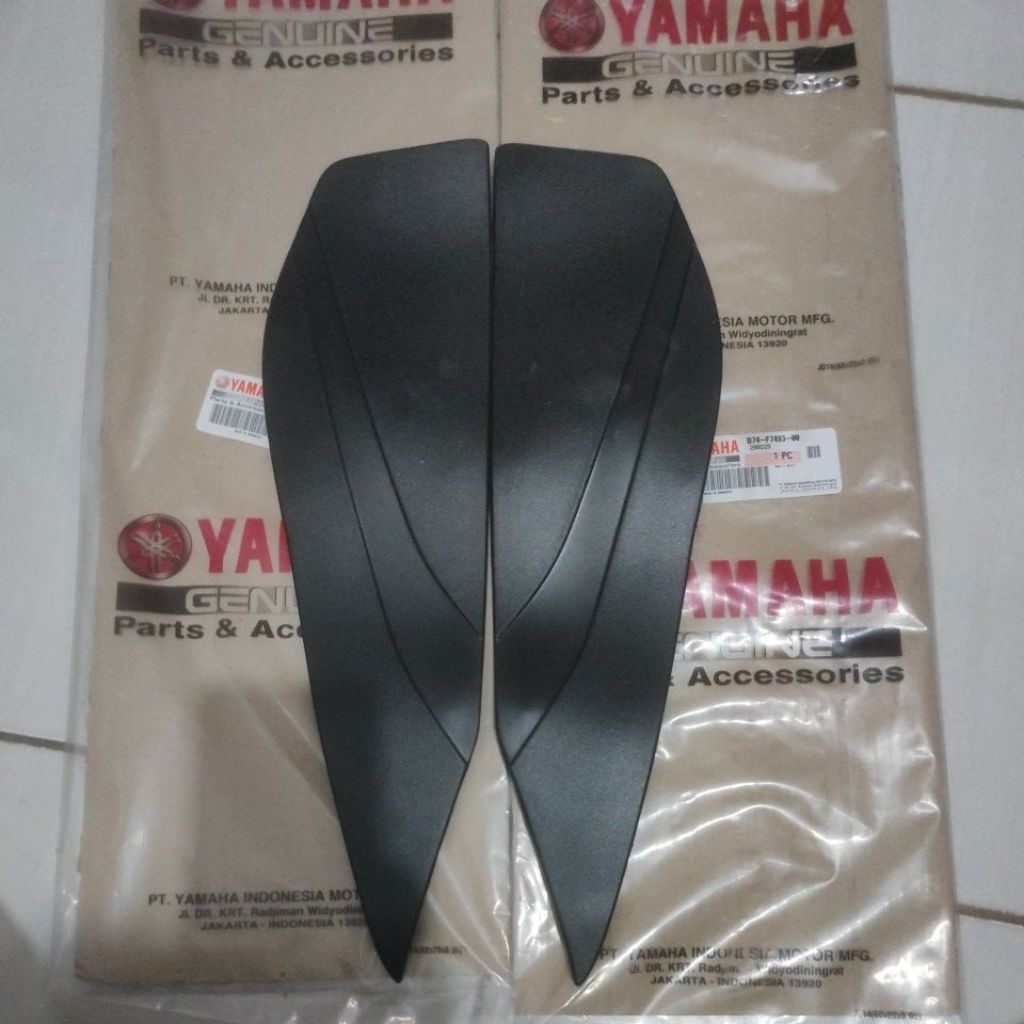 ยาง CARPET MAT FRONT REAR FOOTSTEP, FOOTREST CARPET, STEP SET (2PCS) YAMAHA XMAX X MAX 250 B74-F7494