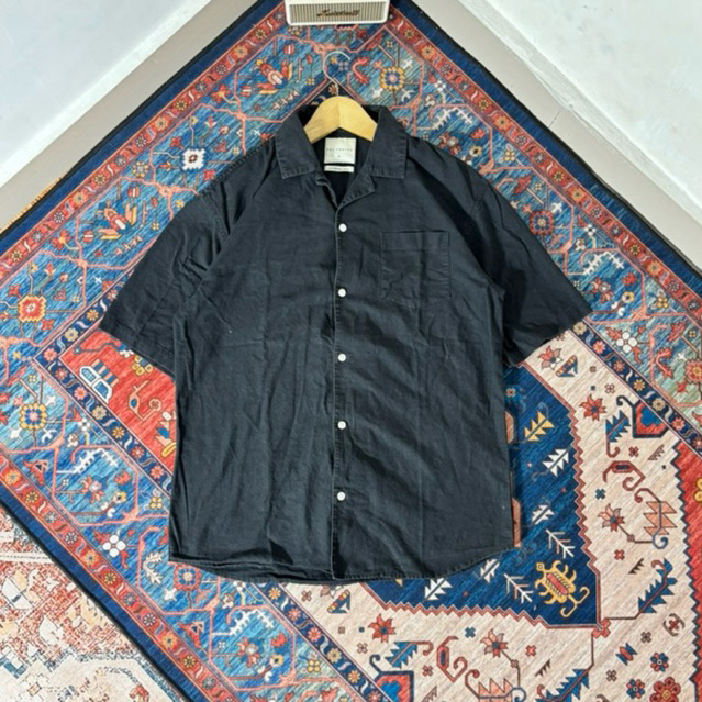 KEMEJA TBJ NEARBY OPEN COLLAR เสื้อยืดแขนสั้นสีดํา