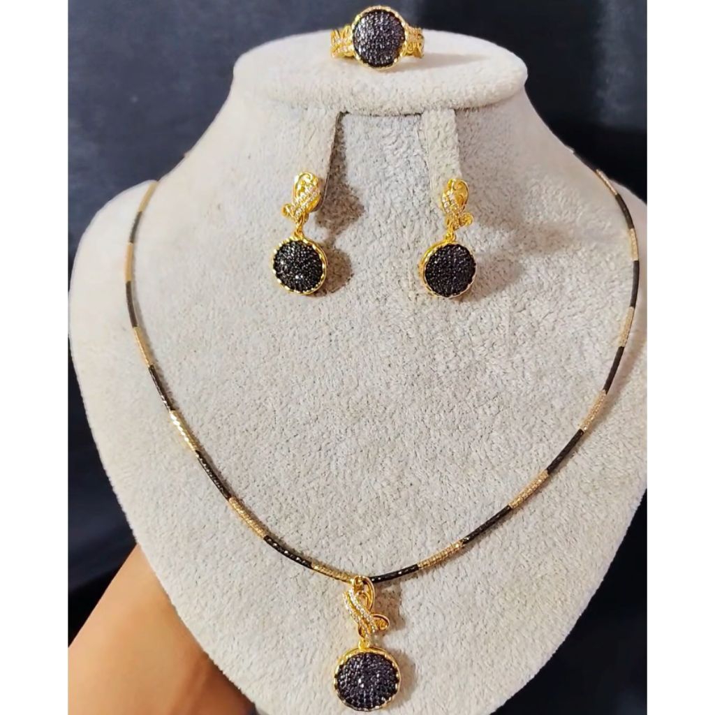 ซู่ผิง88 ปาร์ตี้แต่งงานเจ้าสาวสุดหรู ชุดพร้อมโมติฟกลมห้อยสีดําพรีเมี่ยม ชุบทอง