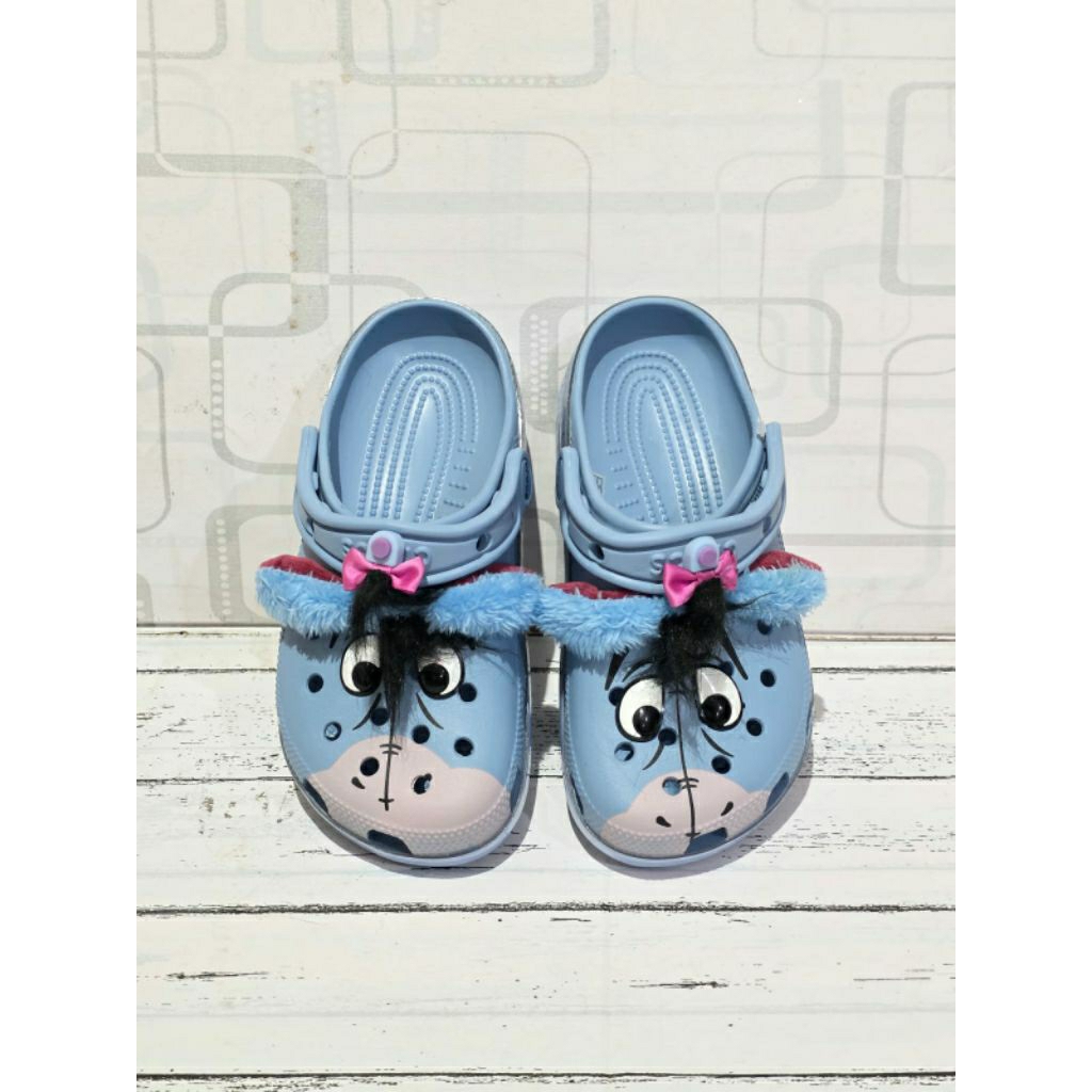 CROCS WTP EEYORE CLASSIC CLOG รองเท้าแตะผู้หญิง