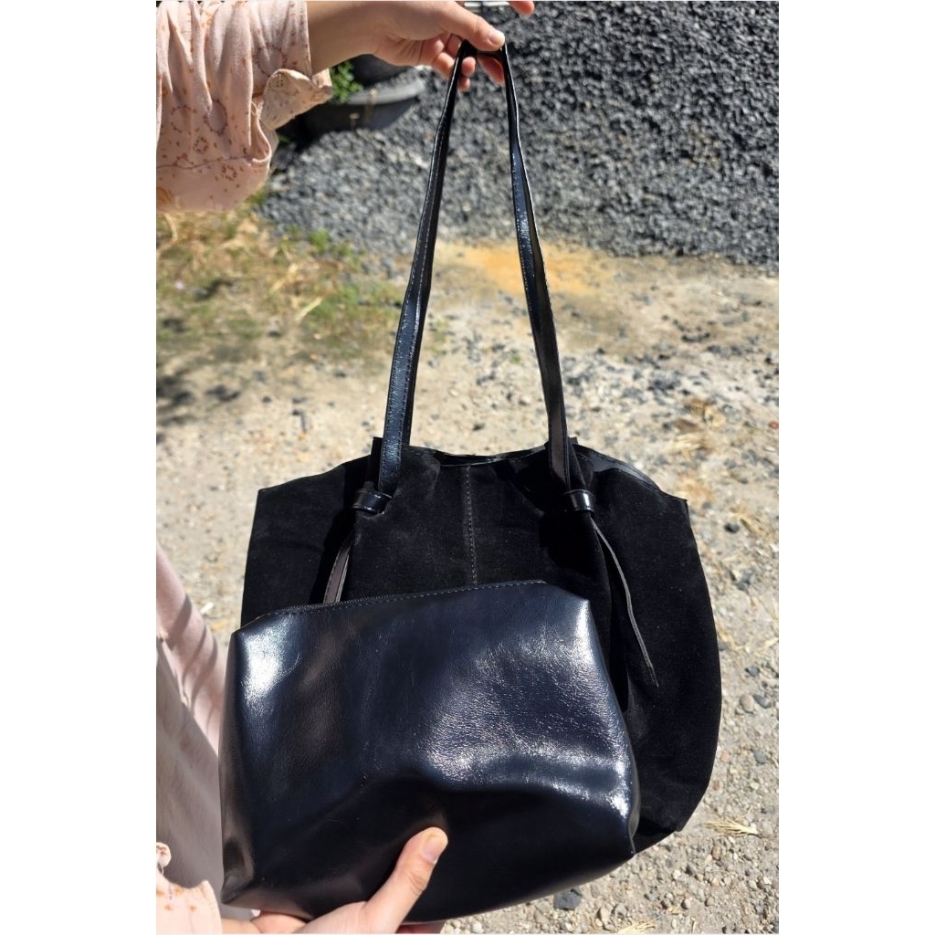 กระเป๋า SUEDE TOTE พร้อมกระเป๋าฟรี