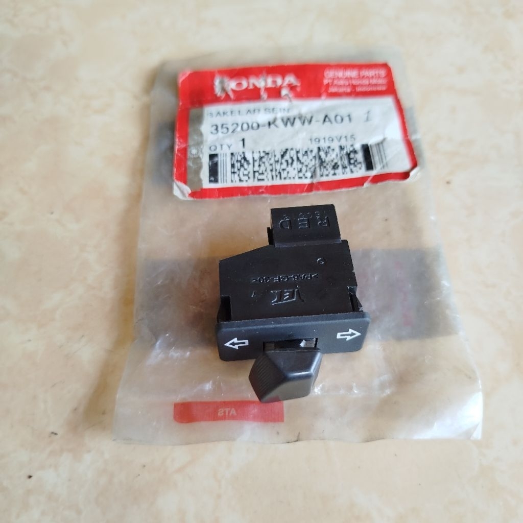TOMBOL ปุ่มสวิตช์ไฟเลี้ยว Honda New Blade Beat Fi 110 Revo 100 Spacy Supra X 125 Vario 125 Old Origi