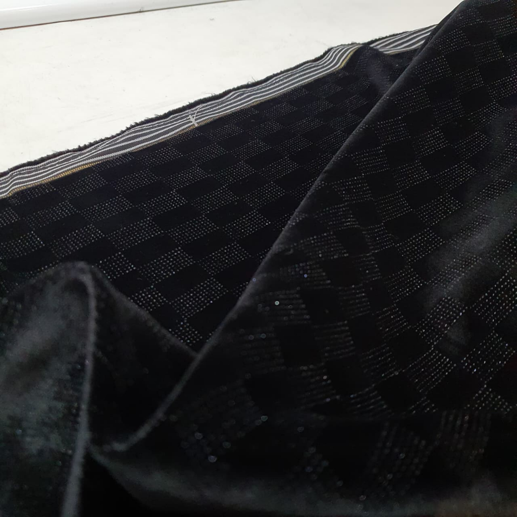 ผ้ากํามะหยี่ผ้าไหมตารางลายจุดสีดํา (Pronto Moda)
