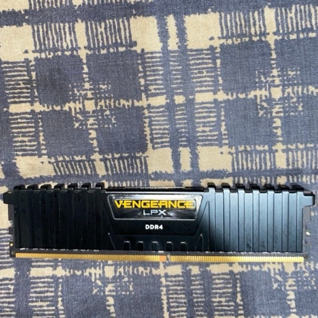 [NEGOTIAABLE] Corsair Vengeance LPX DDR4 4GB 2400MHz ทดสอบ