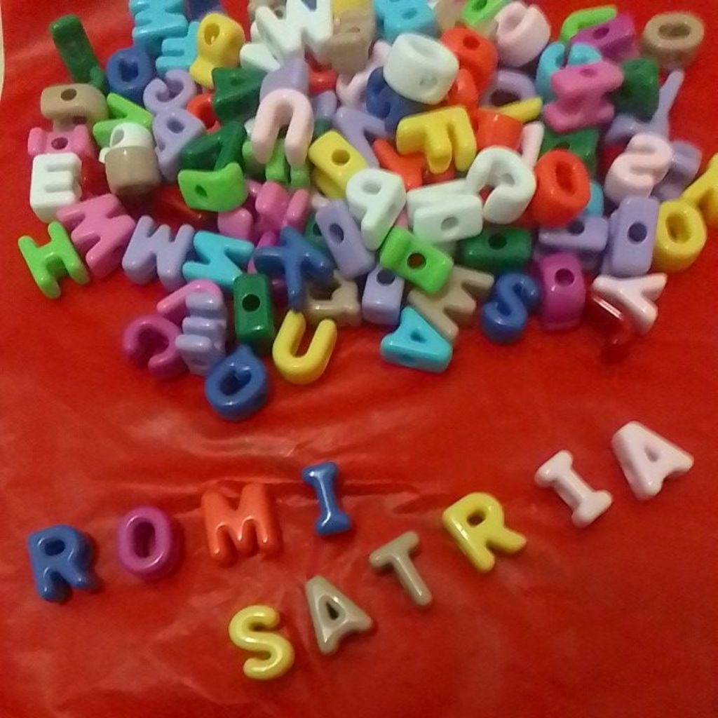 ROUND COLORED LETTER BEADS 1 PON