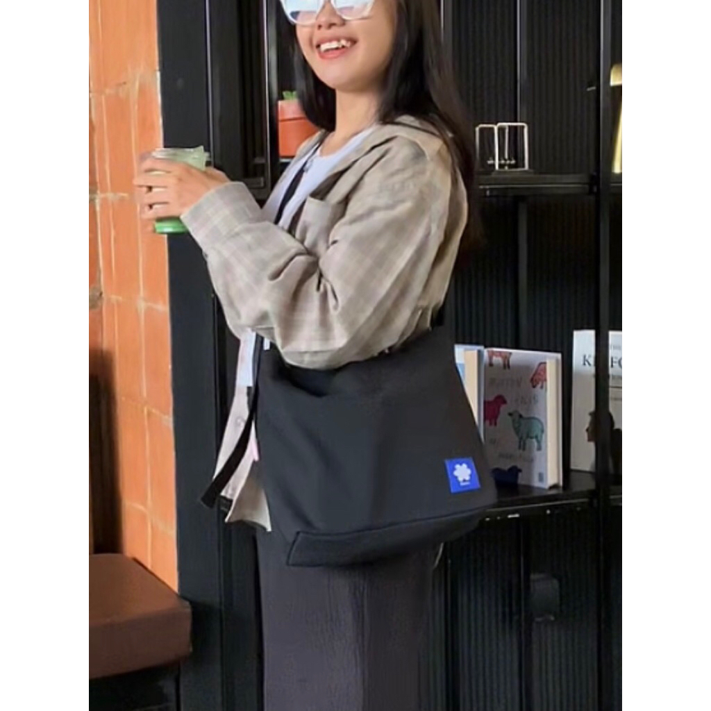 กระเป๋าสะพาย FINNE Bolo - ผ้าใบสีดํา | กระเป๋าโท้ต | กระเป๋าสะพายข้าง | ซิป | ผู้ชาย | ผู้หญิง ผู้หญ