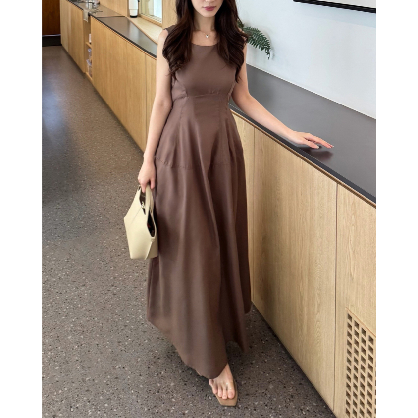 Kadaka Celine Dress | แม็กซี่เดรสมีกระเป๋าข้าง | ชุดเดรสยาวผู้หญิง | ทฤษฎีผ้าฝ้ายคอลเลกชัน D-0263