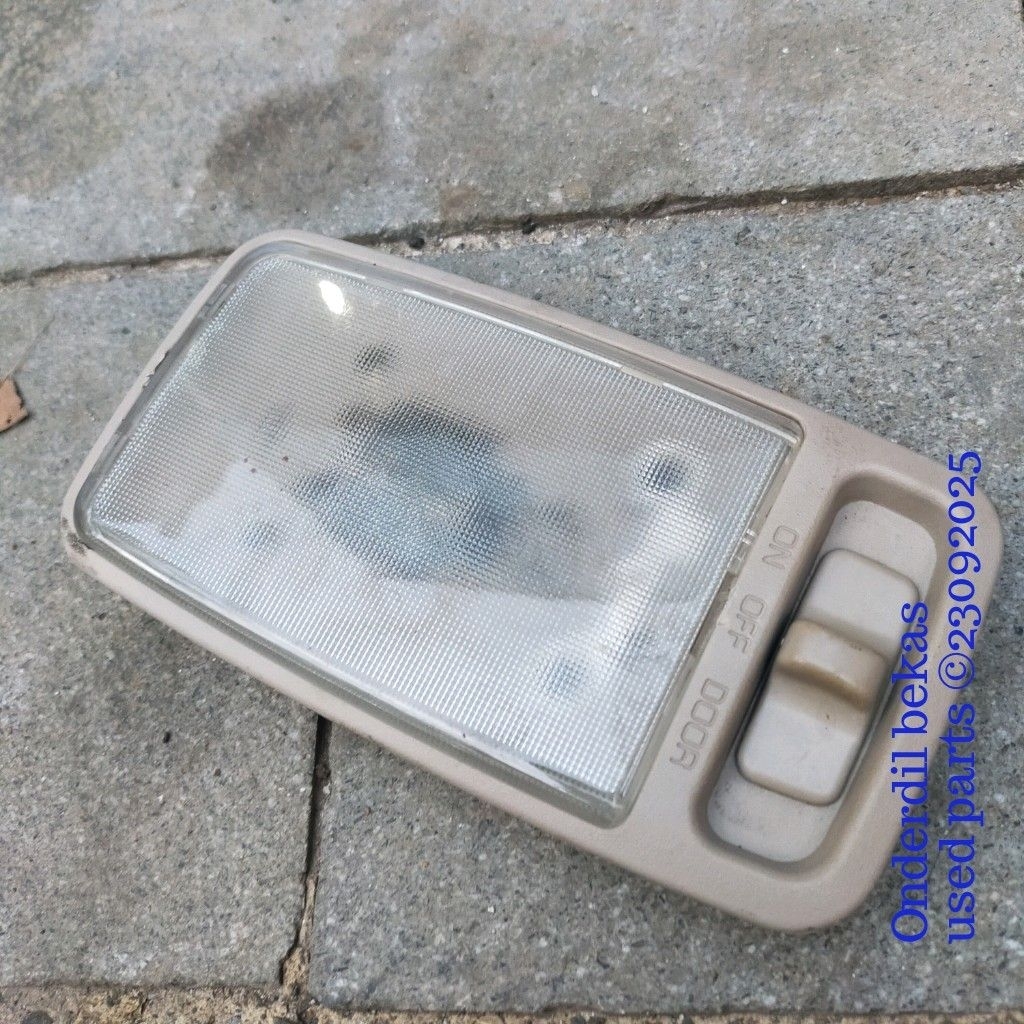 Toyota Camry XV20 1999 - ไฟหลังคาภายในกลาง 81240-YC020