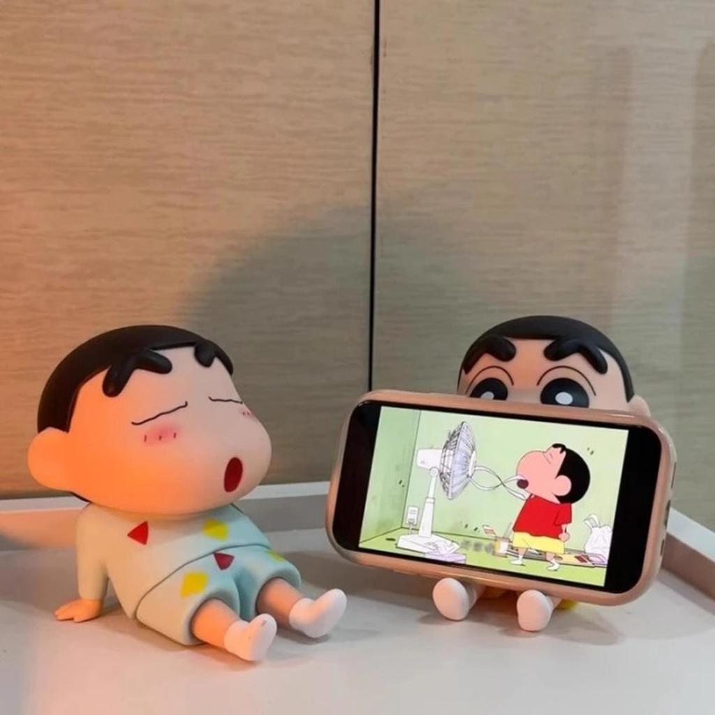 ( MY ACC ) ที่วางโทรศัพท์ Crayon Shinchan Desktop Ornament Doll Figure Crayon Shinchan Lazy Relaxing