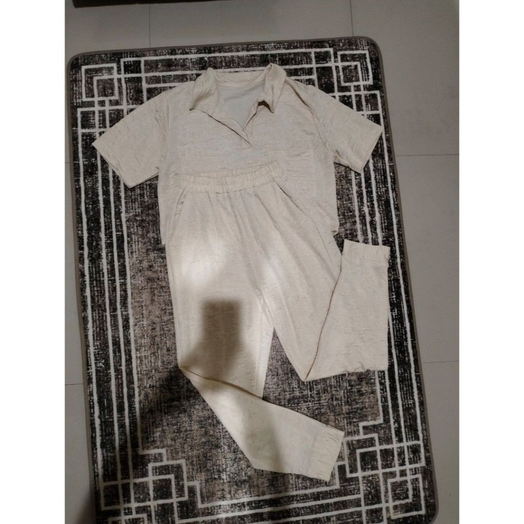 [80K ONE SET] ชุดเสื้อผ้าสีเบจ