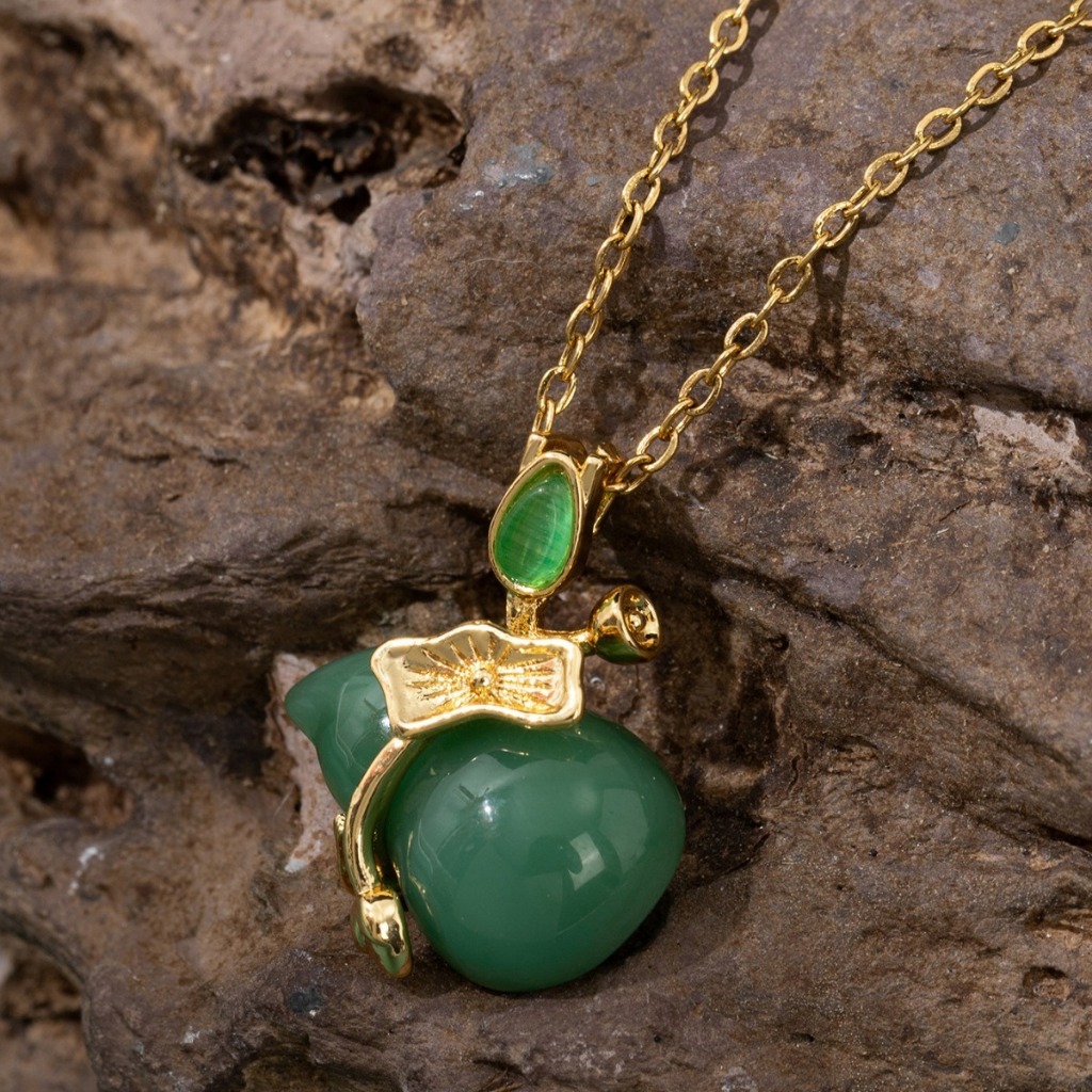 HIJAU (88) สร้อยคอไทเทเนียม จี้หยกสีเขียวเข้ม ฟักทอง Wu Lou Hulu Luck SK235