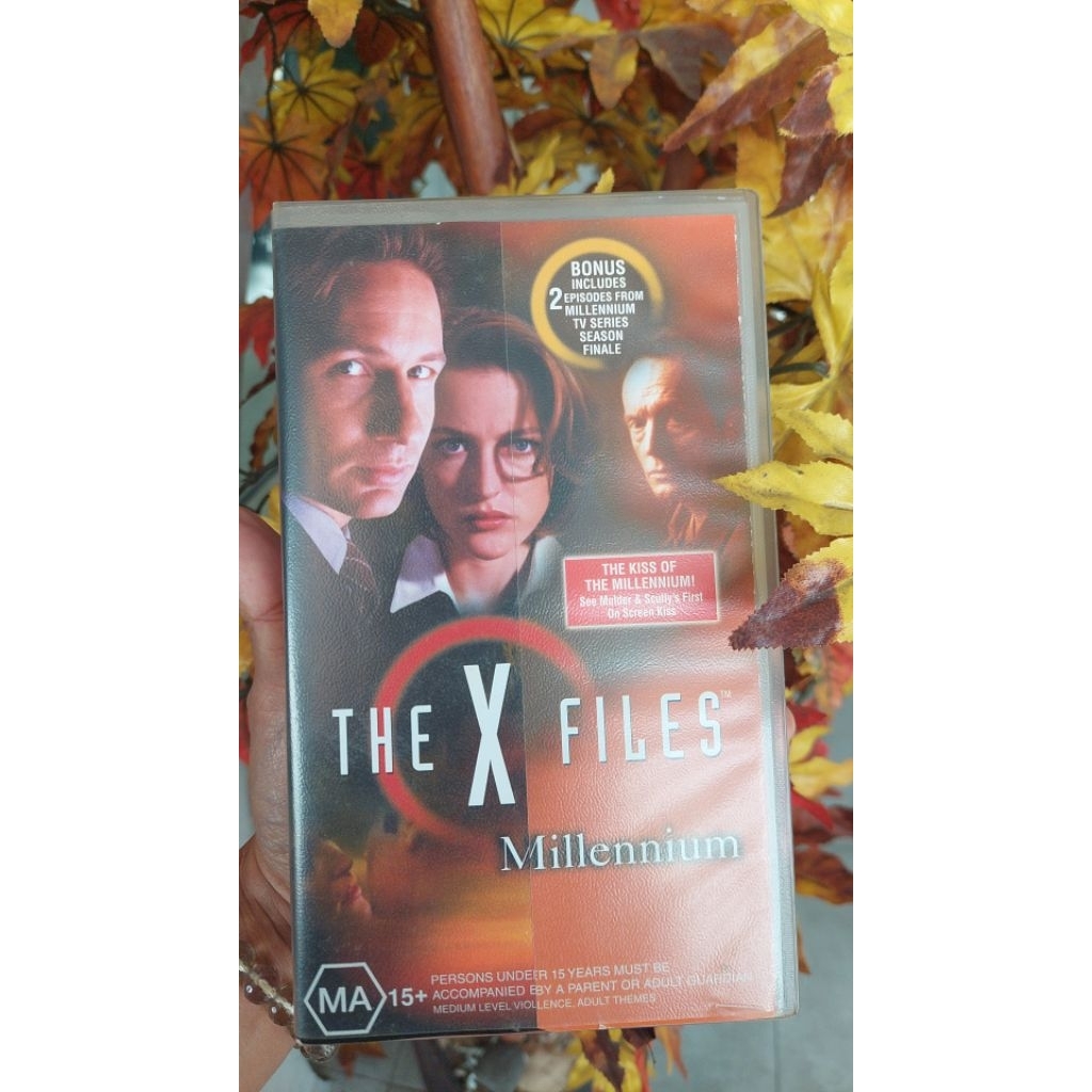 (VHS ) THE X FILES VIDEO TAPE - 3 TITLES ( VIA DOLORASA - GOODBYE TO ALL THAT - MILLENNIUM ) 20TH CE