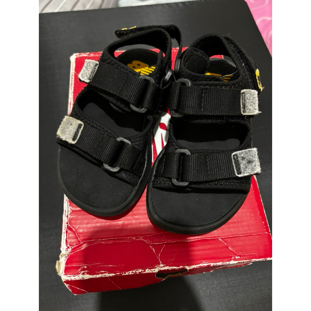 รองเท้าแตะเด็ก Preloved nb