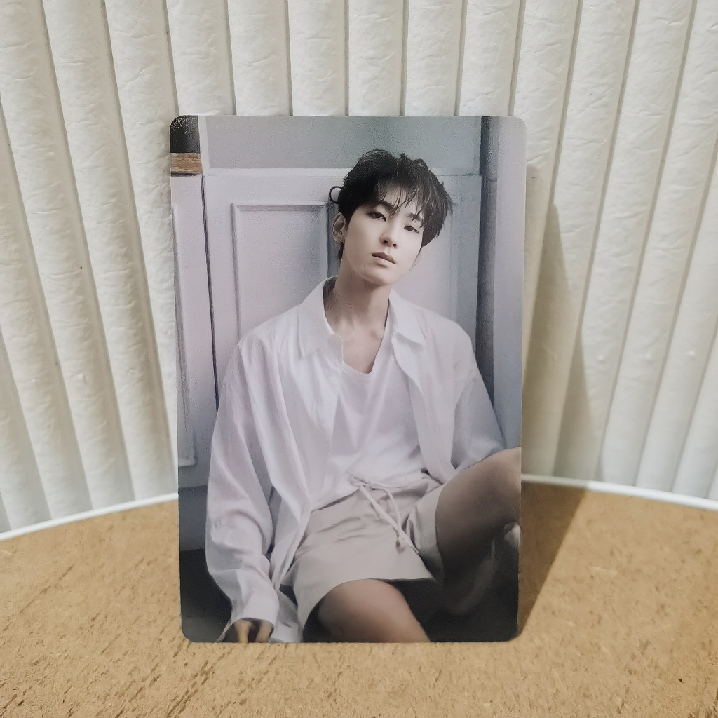 การ์ดรูปถ่ายอย่างเป็นทางการ Wonwoo attacca การ์ดสิบเจ็ด Wonwoo สิบเจ็ด attacca นั่ง Wonwoo หนังสือเล