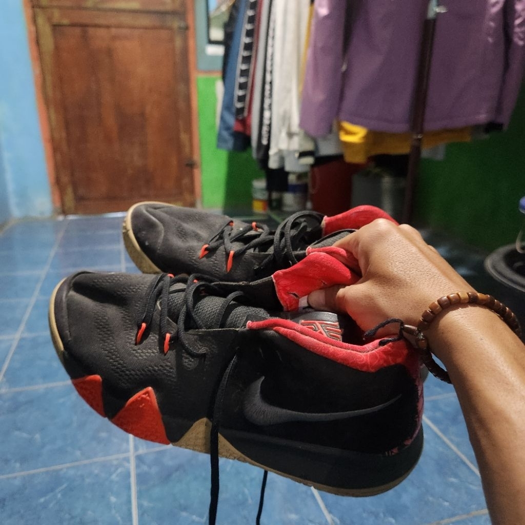 รองเท้าบาสเก็ตบอล Kyrie 4