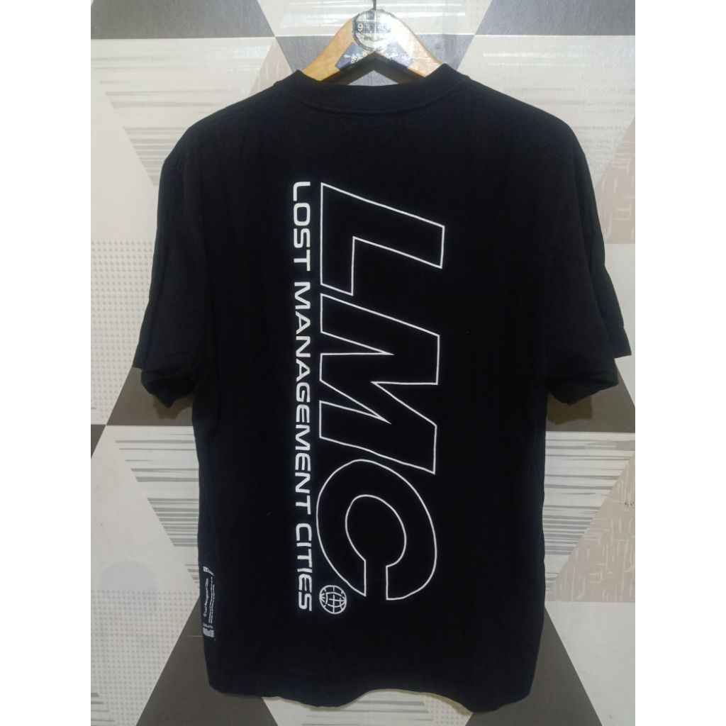 เสื้อยืดสีดําโลโก้ LMC Bigg