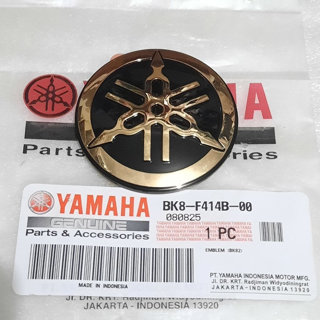 ต้นฉบับ YAMAHA R15 MOVISTAR GOLD TANK EMBLEM BK8-F414B-00