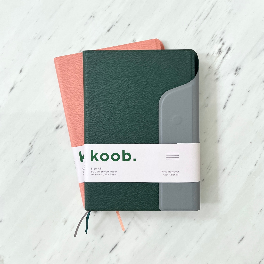 A557 Koob. สมุดโน๊ตปกแข็งพร้อมฝาครอบแม่เหล็กและที่วางปากกา A5 Line Notebook / Rulled Agenda Journal Diary