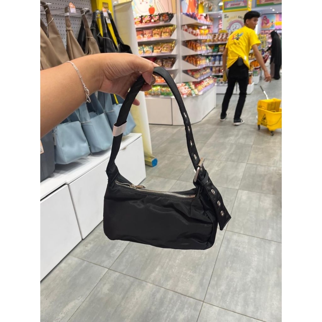 กระเป๋าใต้วงแขนไนลอนสีดํา Oh Some