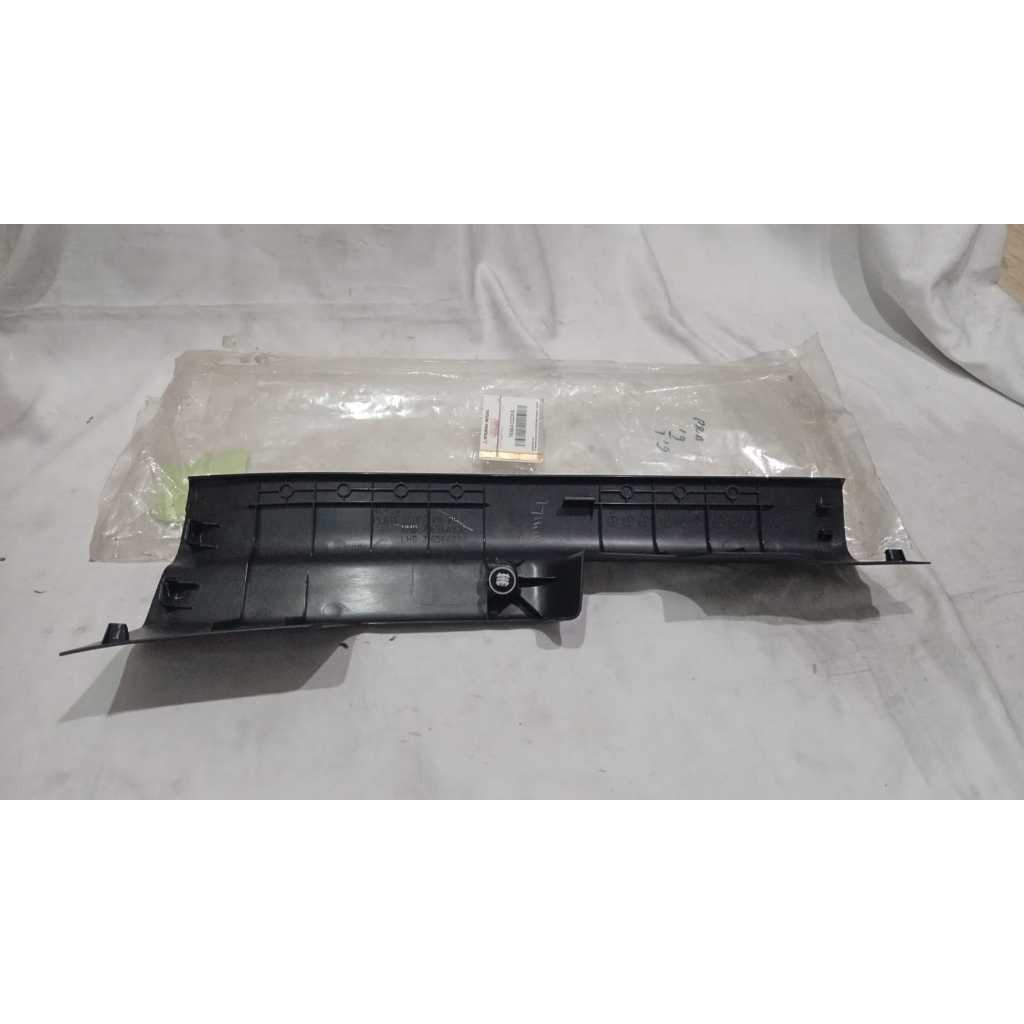 MITSUBISHI จาน SCUFF, FR RH, LH PRTRN 7656A332XA 7656A331XA ของแท้ 100% Part