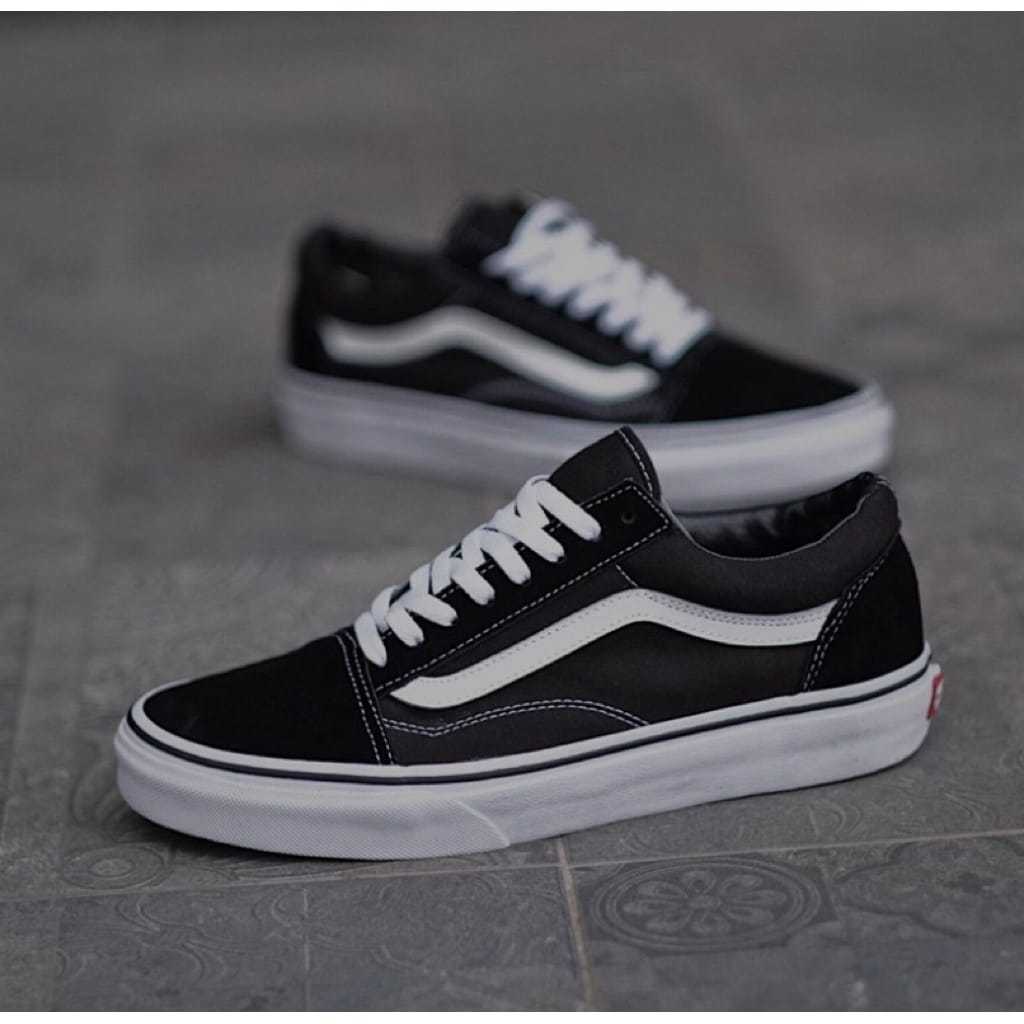 รองเท้าสีดํา VENTURE SK8 SLOW