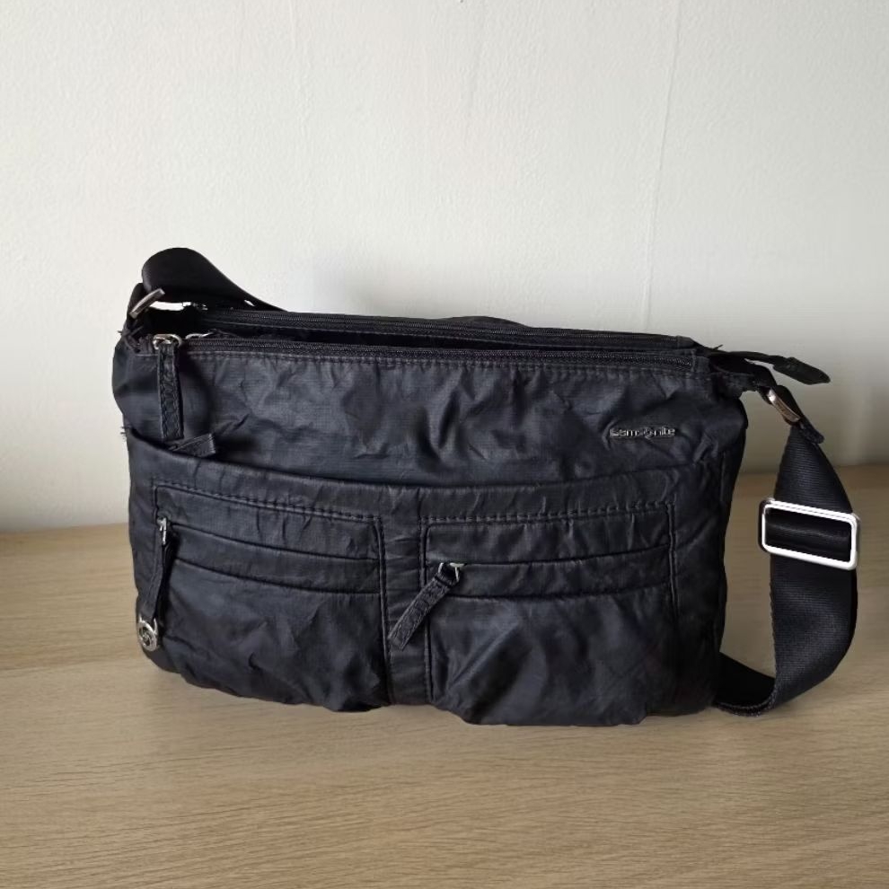กระเป๋าสะพายข้างสลิงผู้หญิง Samsonite สีดํา