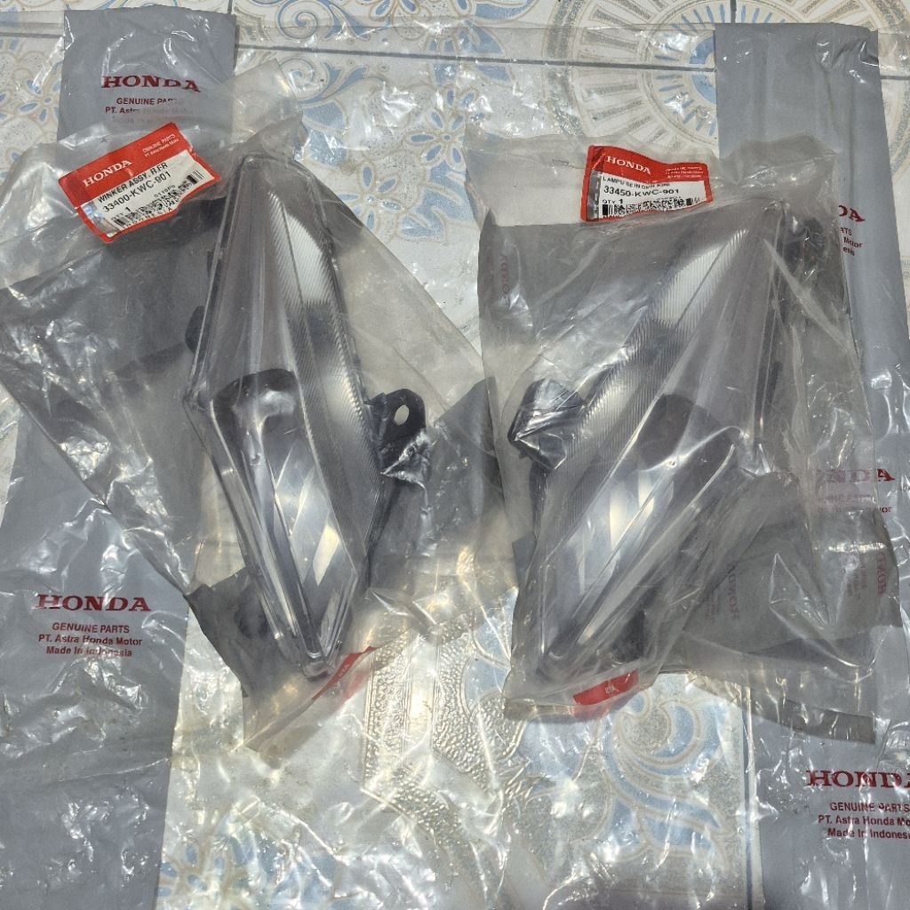 ไฟเลี้ยวหน้า assy Honda CS 1 CS One CS1 Original Ahm Honda 33400-KWC-900 33450-KWC-900