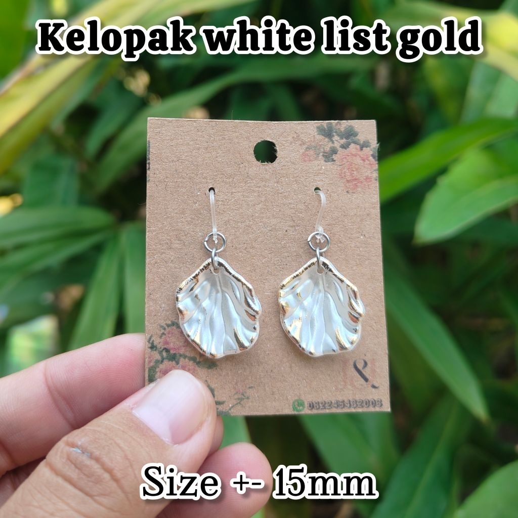 ต่างหูพลาสติกเด็ก รุ่นห้อย โมติฟกลีบมุก รายการทอง