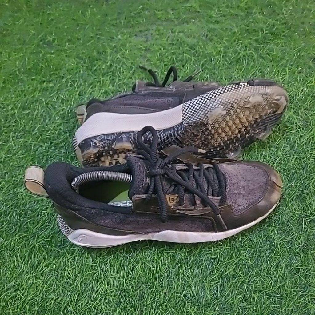 UNDER ARMOUR รองเท้าฟุตบอลใต้อาร์มัวร์ เบอร์ 40