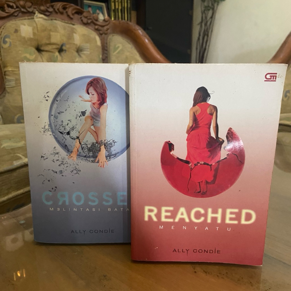 นวนิยายก่อนรัก dystopia Ally Condie Matched Crossed Reached